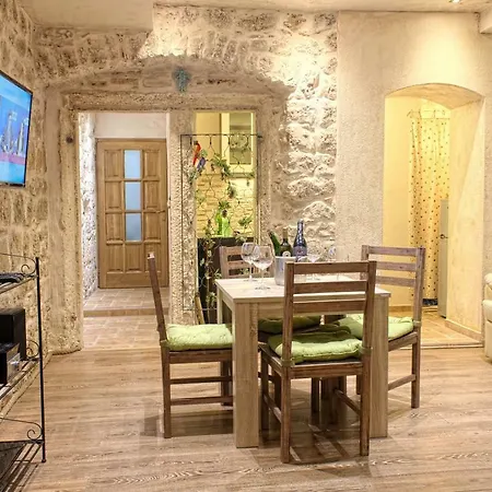 Apartamento Optimist/old House Makarska