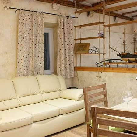 Optimist/old House 公寓 马卡尔斯卡
